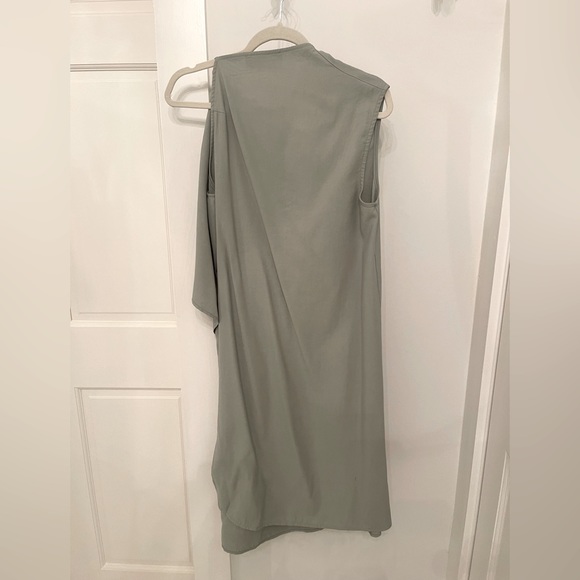 Elegant BGL dress with a pearl. Color Sage. Size M - Picture 3 of 5